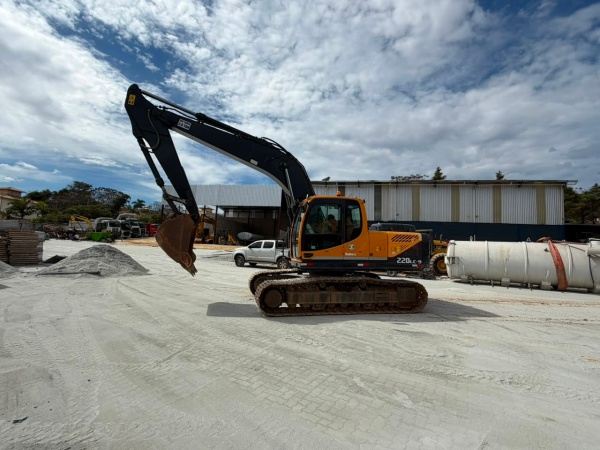 Escavadeira Hyundai R220 ano 2021