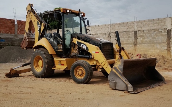 Retroescavadeira Caterpillar 416 E ano 2013
