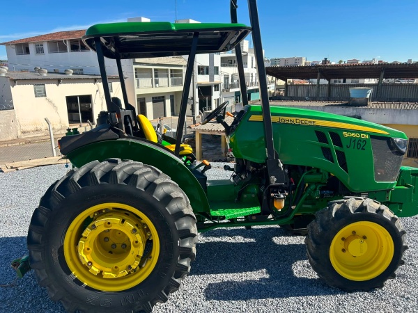 Trator John Deere 5060E ano 2025 - 5060E - Máquinas Agrícolas
