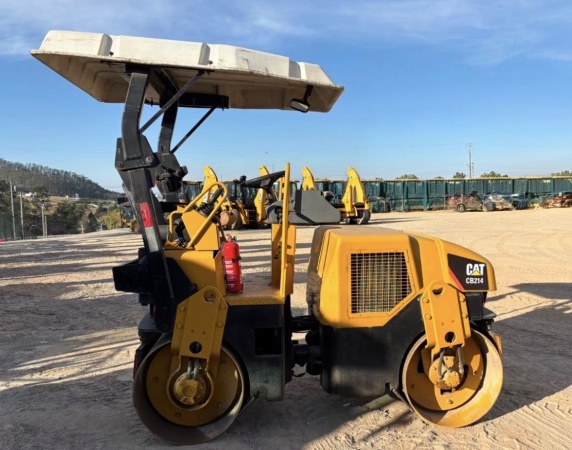 Rolo Compactador Caterpillar CB214 ano 2006 - CB214 - Pavimentação e Infraestrutura