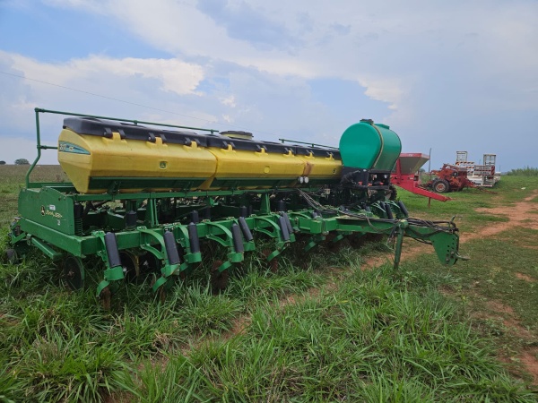 Plantadeira John Deere 2117 CCS ano 2015 - 2117 CCS - Implementos para Plantio