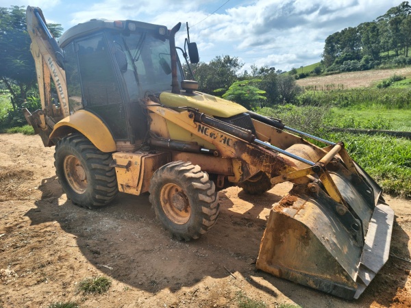Retroescavadeira New Holland B90B ano 2013