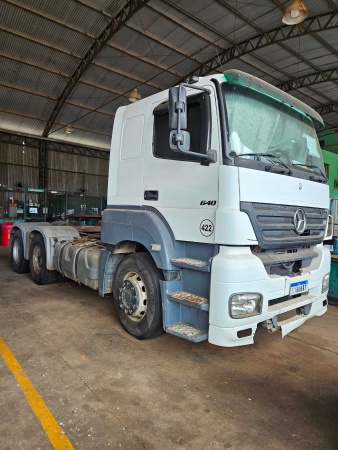 Caminhão Mercedes Benz Axor 2640
