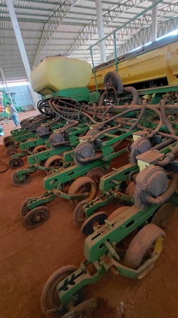 Plantadeira John Deere 2130 CCS ano 2011