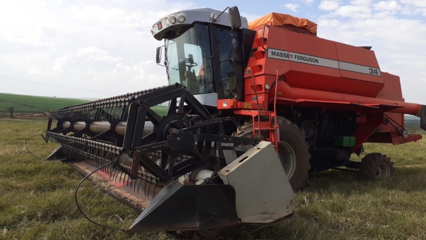 Colheitadeira Massey Ferguson MF34 ano 2001