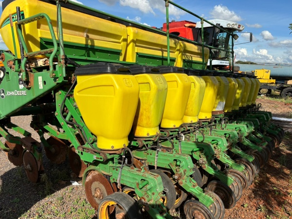 Plantadeira John Deere 1111 ano 2011 - 1111 - Implementos para Plantio