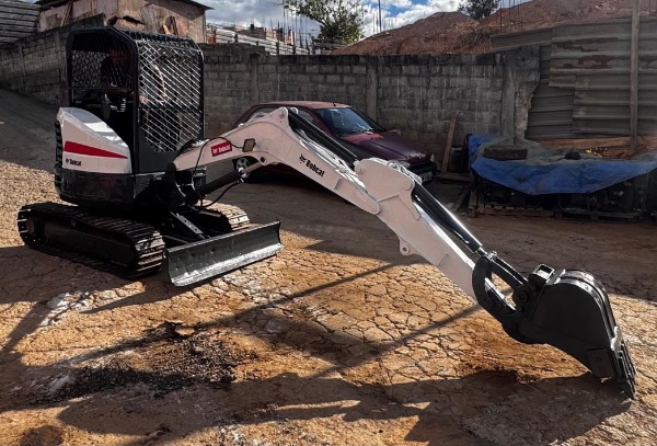 Mini Escavadeira Bobcat E26 ano 2015 - E26 - Máquinas de Linha Amarela