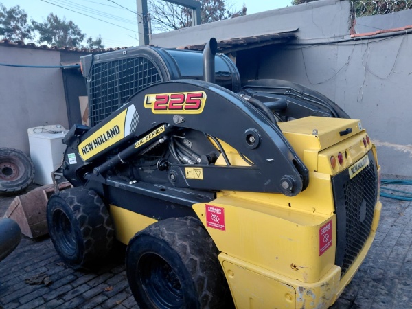 Mini Carregadeira New Holland L225 ano 2020