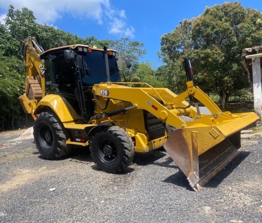 Retroescavadeira Caterpillar 420 ano 2024