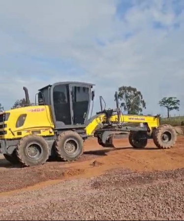 Motoniveladora New Holland RG140B ano 2011