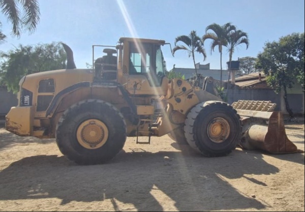 Pá Carregadeira Volvo L220G ano 2015 - L220G - Máquinas de Linha Amarela