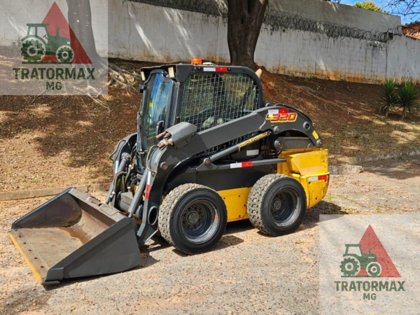 Mini Carregadeira New Holland L320 ano 2022