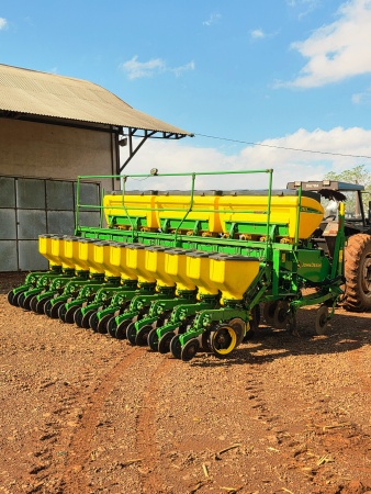 Plantadeira John Deere 1111 ano 2016 - 1111 - Implementos para Plantio
