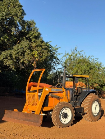Trator Valtra 1580 ano 2002 - 1580 - Máquinas Agrícolas