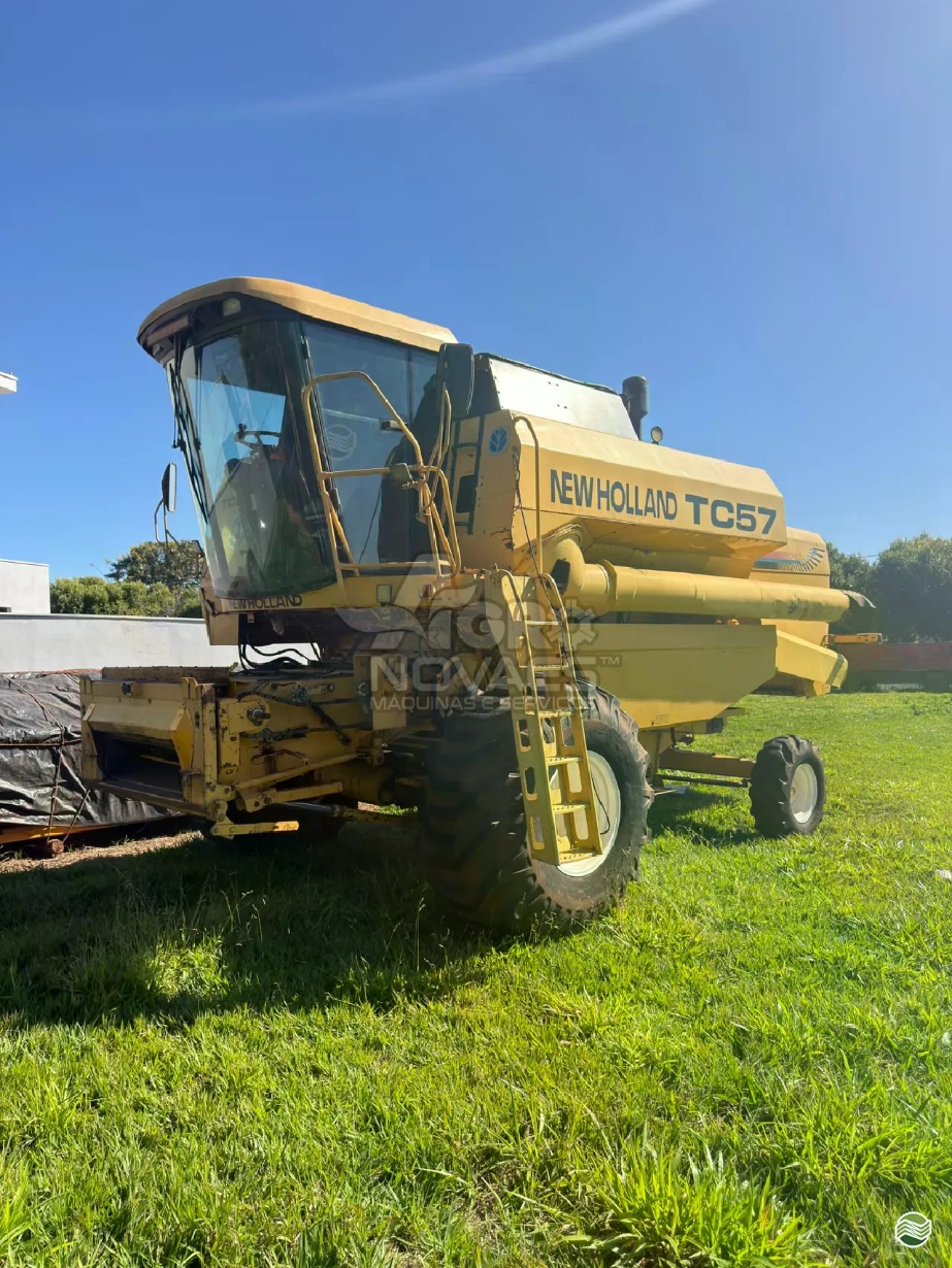 Colheitadeira New Holland TC 57 ano 1999
