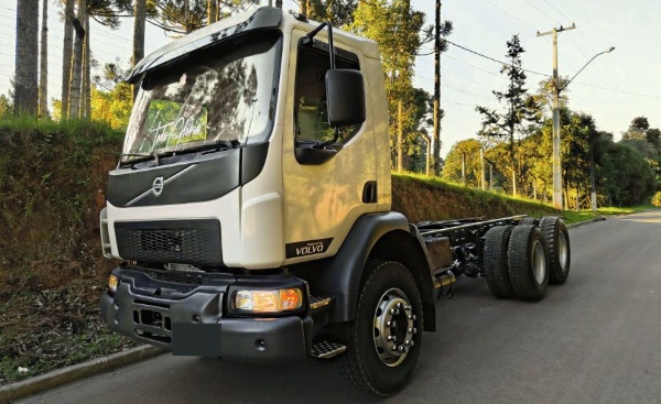 Caminhão Volvo VM 330 6x4 ano 2013 - VM 330 6x4 - Caminhões e Carretas