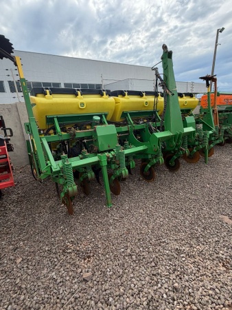 Plantadeira John Deere 1111 ano 2017 - 1111 - Implementos para Plantio
