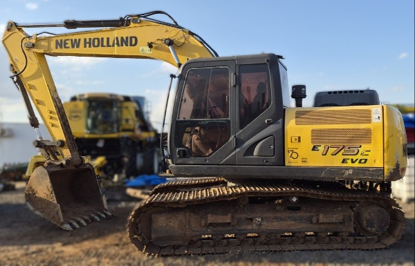 Escavadeira New Holland E 175 C ano 2020