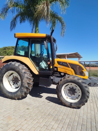 Trator Valtra A 750  ano 2015 - A 750  - Máquinas Agrícolas