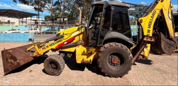 Retroescavadeira New Holland B110B ano 2020