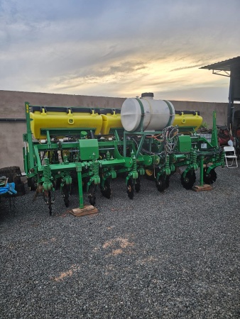 Plantadeira John Deere 1111 ano 2016 - 1111 - Implementos para Plantio