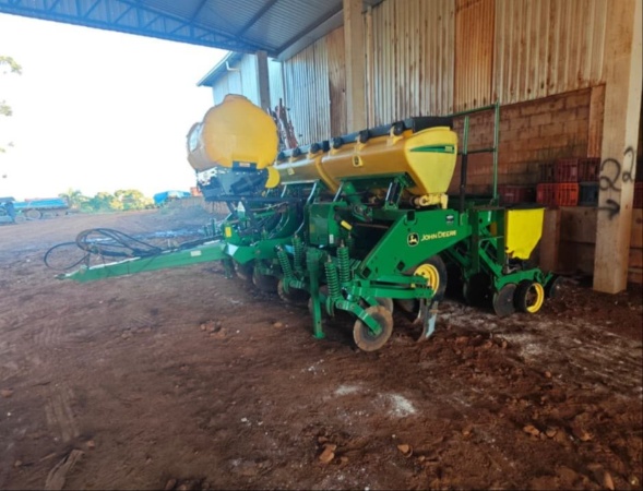 Plantadeira John Deere 1111 ano 2015 - 1111 - Implementos para Plantio