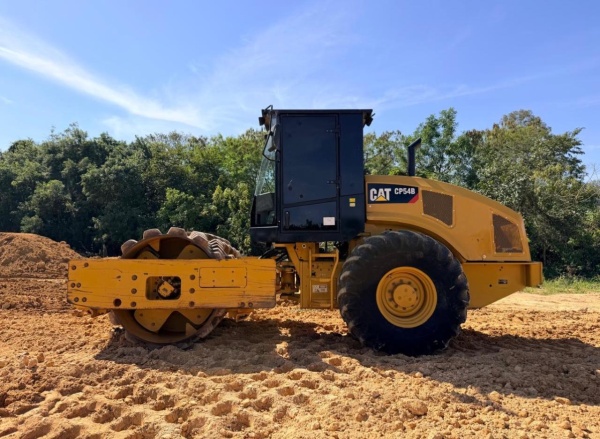 Rolo Compactador Caterpillar CP54B ano 2014 - CP54B - Pavimentação e Infraestrutura