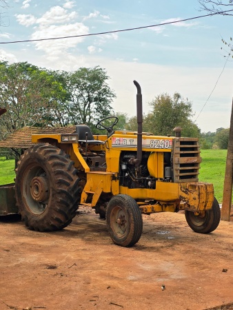 Trator CBT 8240 ano 1986