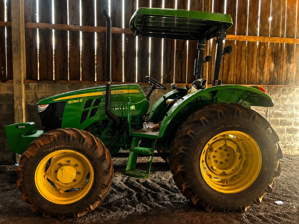 Trator John Deere 5080E ano 2021