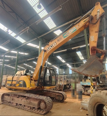 Escavadeira JCB JS200 LC ano 2011