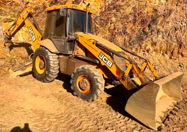 Retroescavadeira JCB 3C ano 2013