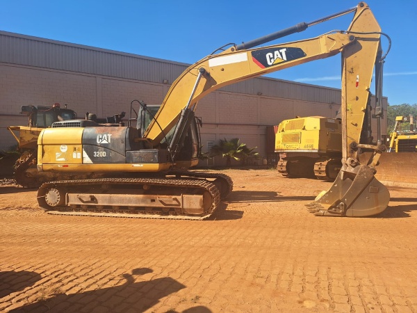 Escavadeira Caterpillar 320 D2 ano 2014