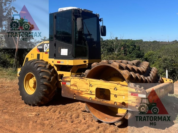 Rolo Compactador Caterpillar CP 533E ano 2010