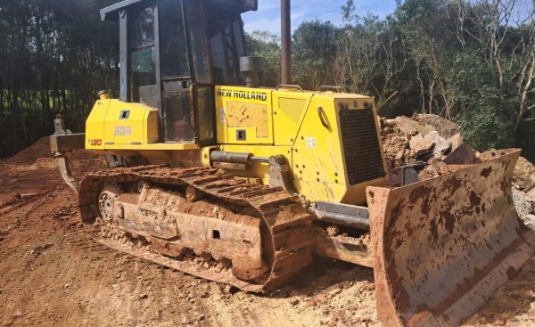 Trator de Esteira New Holland D130 ano 2007