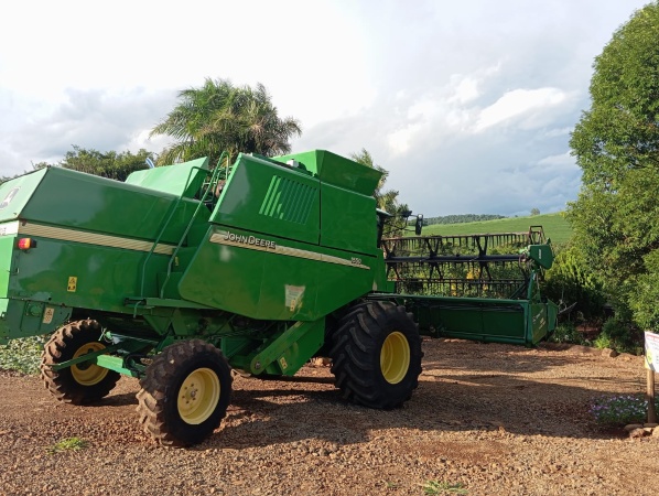 Colheitadeira John Deere 1550 ano 2002 - 1550 - Máquinas Agrícolas