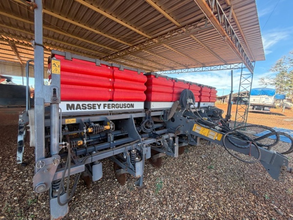 Plantadeira Massey Ferguson MF513 M45 ano 2023 - MF513 M45 - Implementos para Plantio