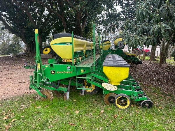 Plantadeira John Deere 1111 ano 2018 - 1111 - Implementos para Plantio