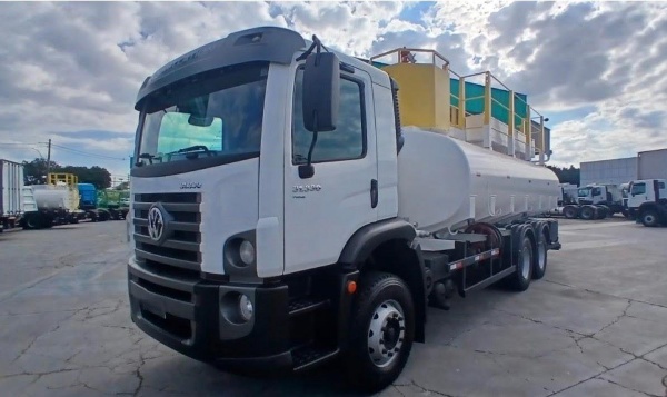 Caminhão Volkswagen 31.330 CRC 6X4 ano 2023