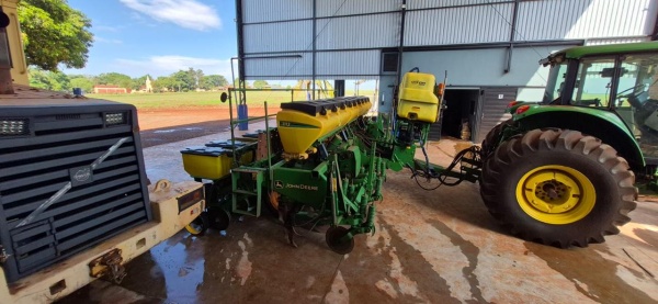 Plantadeira John Deere 1113 ano 2014 - 1113 - Implementos para Plantio
