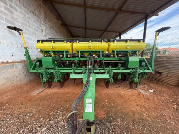 Plantadeira John Deere 1111 ano 2015 - 1111 - Implementos para Plantio