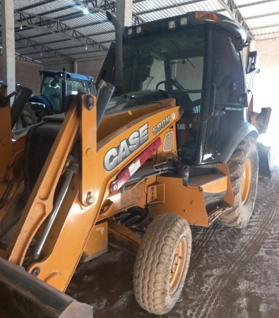 Retroescavadeira Case 580 N  ano 2015