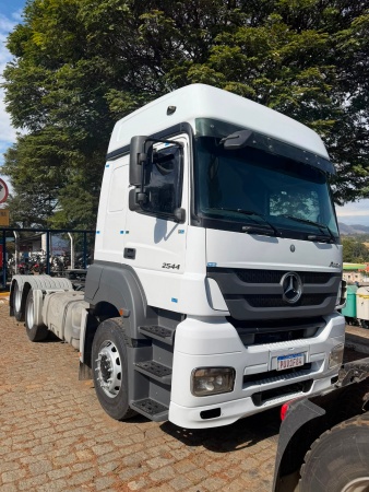 Caminhão Mercedes Benz Axor 2544 ano 2014
