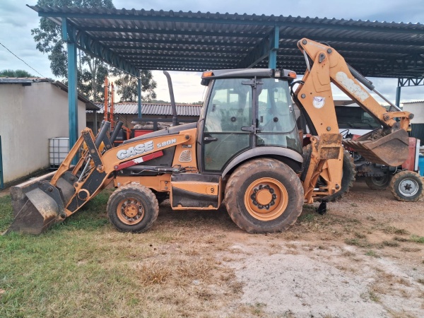 Retroescavadeira Case 580 N  ano 2013 - 580 N  - Máquinas de Linha Amarela