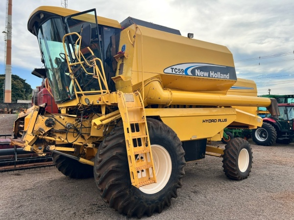 Colheitadeira New Holland TC 59 ano 2003