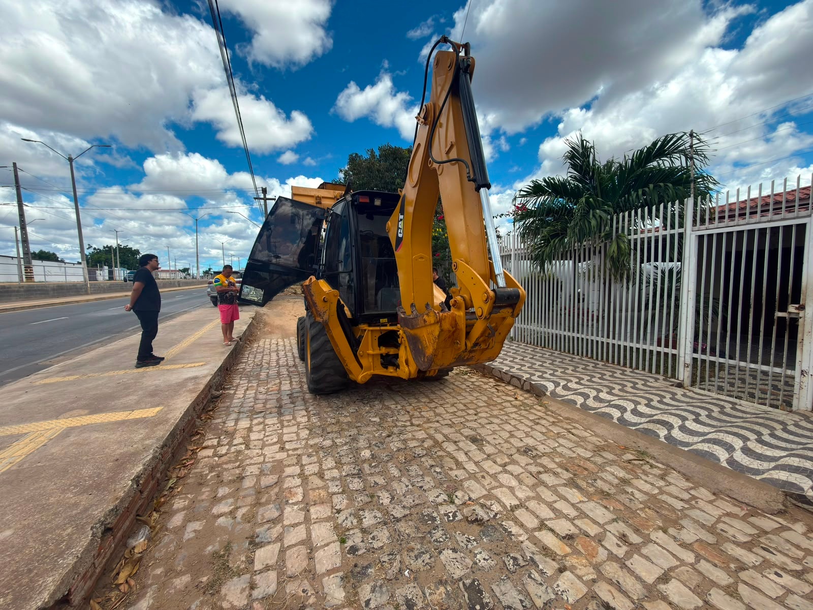 Retroescavadeira Caterpillar 416 E ano 2014