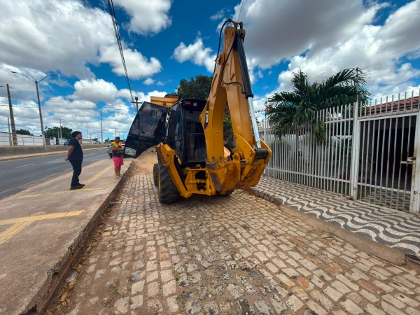 Retroescavadeira Caterpillar 416 E ano 2014