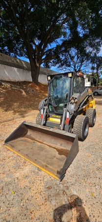 Mini Carregadeira New Holland L320 ano 2022