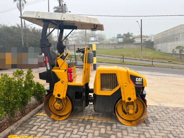 Rolo Compactador Caterpillar CB214 ano 2006 - CB214 - Pavimentação e Infraestrutura