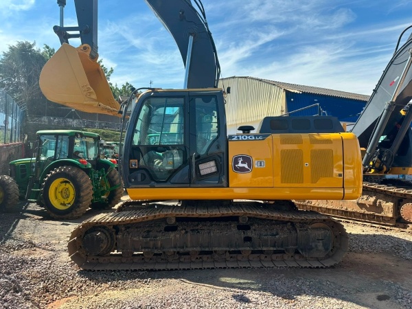 Escavadeira com Garras John Deere 210G LC ano 2022