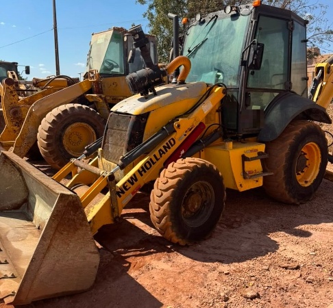 Retroescavadeira New Holland B95B ano 2018
